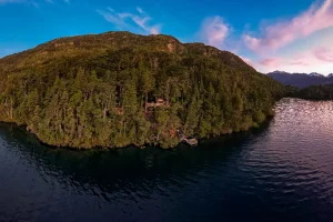 Orilla privada del Lago Las Rocas, Cochamó, Patagonia chilena